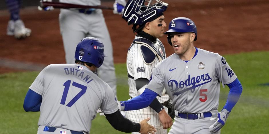 Freddie Freeman (5) y Shohei Ohtani (17) celebran después de que ambos anotaron con un jonrón de dos carreras de Freeman contra los Yankees en el Juegos 3 de la Serie Mundial 2024