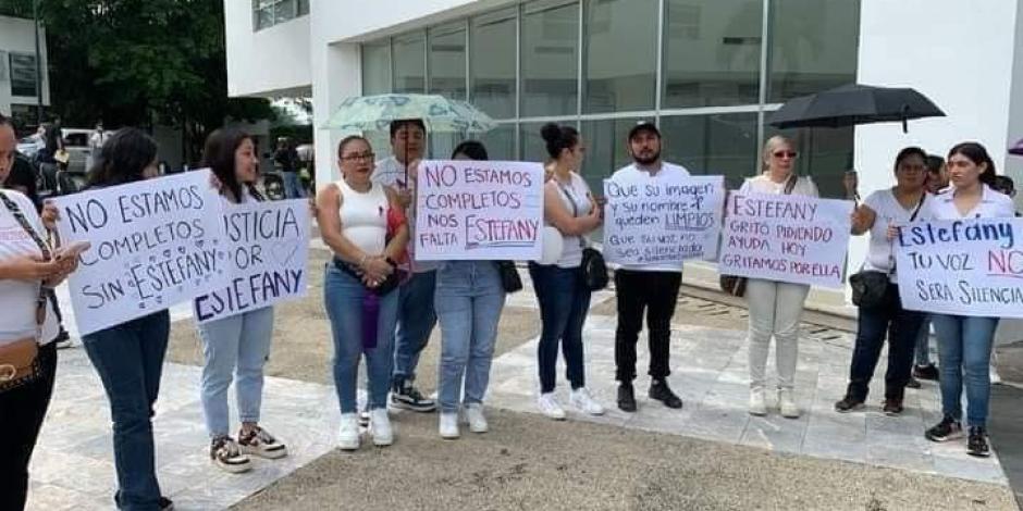 Amigos y familiares de la víctima se plantaron afuera de la sede de la Fiscalía de Justicia del estado, ayer.