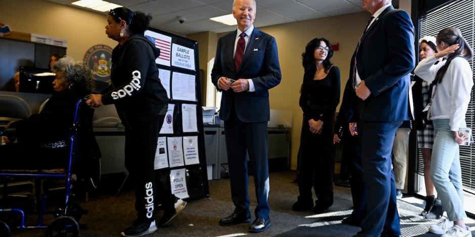 El presidente Joe Biden aguarda su turno en la fila para emitir su voto en un centro de Delaware, ayer.