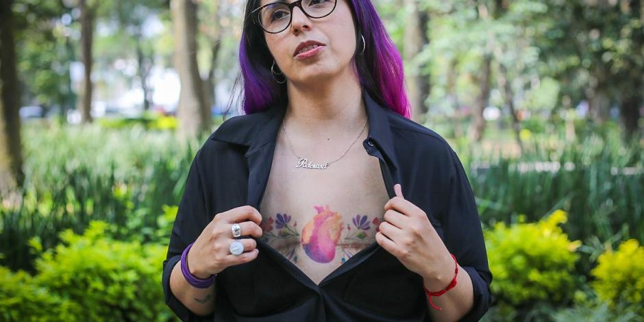 Sandra Monroy muestra sus tatuajes tras cáncer de mama.