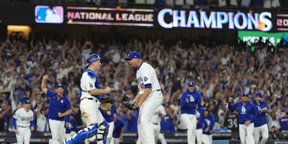 Jugadores de los Dodgers festejan su título de la Liga Nacional 2024 de MLB.