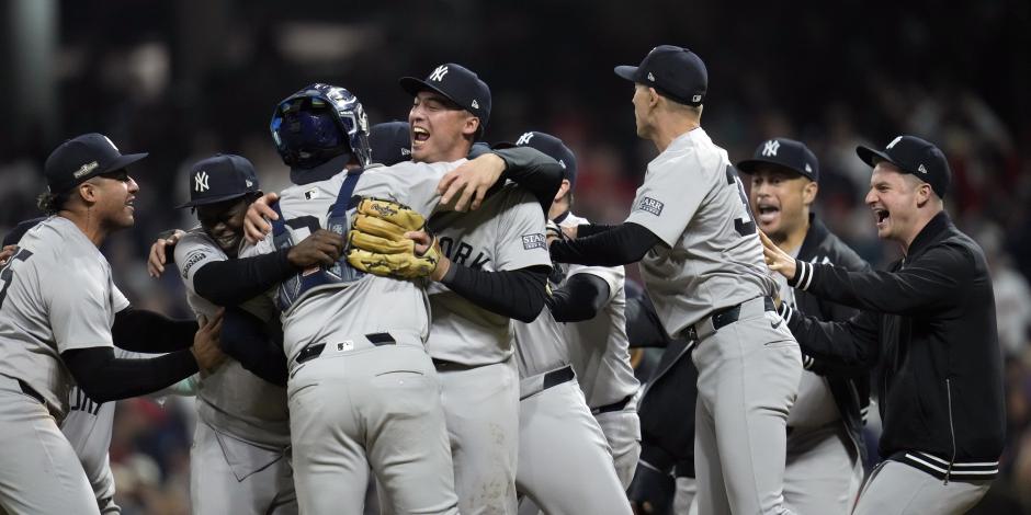 Jugadores de los New York Yankees celebran después de clasificar a la Serie Mundial 2024.