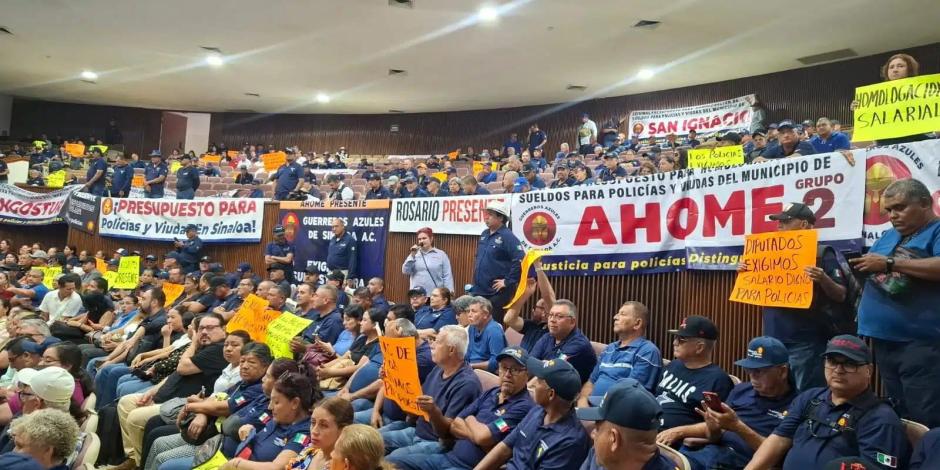 Policías de varios municipios irrumpieron ayer en el Congreso local e interrumpieron la sesión plenaria que se llevaba a cabo, para exigir homologación salarial.