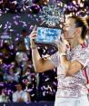 Maria Sakkari besa el trofeo que la acredita como campeona del WTA Guadalajara Open AKRON 2023.