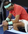 El español Rafael Nadal luce preocupado entre juegos en su partido de cuartos de final frente a  Jordan Thompson, de Australia, durante el torneo de tenis Brisbane