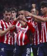 Futbolistas de Chivas festejan uno de sus goles contra el León.