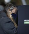 Una mujer acude a votar el día de las elecciones presidenciales de EU el martes 3 de noviembre de 2020 en la Estación de Bomberos Indian Creek en Miami Beach, Florida.