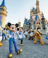 Multimillonario cierra Disney World para que sus empleados vacacionen