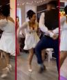 Recién casados bailan la canción de TikTok "Eso Tilín" durante la recepción de su boda civil.