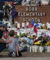 Un hombre y un niño visitaron el monumento instalado en la primaria Robb, en Uvalde, Texas, para honrar a las 21 víctimas del tiroteo.