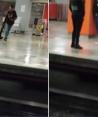 "En las buenas y en las malas"; jóvenes arrastran a amigo pasado de copas en Metro de la CDMX (VIDEO).