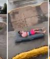 Coladera “se traga” a un hombre que paseaba sobre un colchón inflable