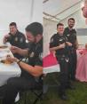 Los policías celebraron con la quinceañera