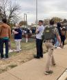 Estudiantes escapan por el techo y ventanas tras tiroteo en secundaria de Missouri.