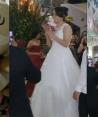 Novia hace su ramo con peluche del Dr. Simi en su boda