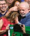 Luiz Inácio Lula da Silva abraza a su esposa, Rosangela, tras el triunfo electoral, ayer.