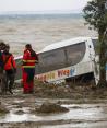 Un autobús fue arrastrado por uno de los aludes de barro provocados por las lluvias intensas.