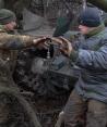 Soldados invasores alistan un tanque para reanudar los ataques contra los defensores en Donbás, ayer.