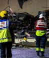 El cuerpo de bomberos entre los escombros en Saint Helier, en la isla de Jersey