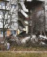 Ciudadana atestigua el daño contra un edificio de departamentos en la región de Donetsk, ayer.