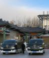 Trabajadores con trajes protectores mueven un ataúd fuera de un crematorio en una funeraria, en medio del brote de la enfermedad por coronavirus (COVID-19) en Beijing, China, el 17 de diciembre de 2022.