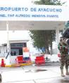 Militares resguardan las instalaciones del aeropuerto de Ayacucho, tras intentos de bloquear la zona.