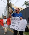 Peruanos protestan en embajada mexicana por asilo a familia de Pedro Castillo, ayer.