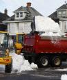 Empleados estatales continúan con el retiro de nieve en las calles afectadas gracias a que hubo mejores condiciones climáticas, ayer.