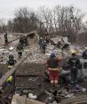 Personal de emergencia retira escombros de una vivienda destruida en la capital, ayer.