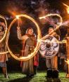 Los recreadores vikingos usan antorchas encendidas para escribir 2023 en el Festival del Fuego de Flamborough, un desfile temático vikingo en ayuda de organizaciones benéficas y grupos comunitarios locales, que se llevó a cabo en la víspera de Año Nuevo en Flamborough, cerca de Bridlington, Inglaterra, el sábado 31 de diciembre de 2022