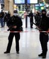 La policía francesa asegura la zona después de que un hombre con un cuchillo hiriera a varias personas en la estación de tren Gare du Nord en París.