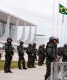 Tras el ataque, fuerzas de seguridad resguardan el Palacio de Planalto.