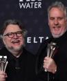 Guillermo del Toro (izq.) y Mark Gustafson posan con su distinción.