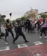 Uniformados y manifestantes chocan durante nuevas movilizaciones en la capital del país, ayer.