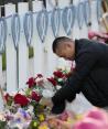 Ciudadanos colocan un memorial en honor a las víctimas de Monterey Park.