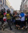 Uniformados se enfrentan a manifestantes ante nuevas movilizaciones en el país, ayer.