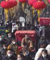 Ciudadanos en calles de China, a unas semanas del retiro de las estrictas normas Covid.