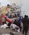 Damnificados junto a un edificio colapsado, ayer.