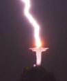 El momento en que un rayo cae sobre la estátua del Cristo Redentor en Río de Janeiro, Brasil, quedó capturado por la lente de un fotógrafo