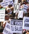 Trabajadores de la salud protestan contra la política de salud pública del gobierno regional de Madrid, ayer.