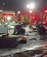 Bomberos trabajan en el lugar donde se registró un fatal accidente que involucró un auto Tesla y un camión de bomberos en Contra Costa, California