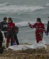 Voluntarios de la Cruz Roja italiana y personal del servicio de guardacostas recuperan un cadáver el domingo 26 de febrero.