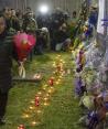 Ciudadanos colocan veladoras y flores en honor de las víctimas, ayer.