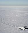 Fotografía aérea de 2019 proporcionada por ConocoPhillips de un campamento de perforación exploratoria en el sitio propuesto para el proyecto petrolero Willow en North Slope, Alaska