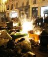 La basura es incendiada por los manifestantes después de una manifestación cerca de la plaza de la Concordia, en París, el jueves 16 de marzo de 2023. El presidente francés, Emmanuel Macron, rechazó el parlamento e impuso un cambio muy impopular en el sistema de pensiones de la nación, elevando la edad de jubilación de 62 a 64