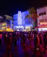 Multitudes caminando por Ocean Drive, el 18 de marzo de 2023 en Miami Beach, Florida