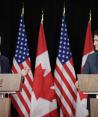 El presidente de EU, Joe Biden (izq.), y el primer ministro de Canadá, Justin Trudeau, en conferencia, ayer.