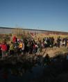 Cientos de migrantes de diversas nacionalidades intentan cruzar la frontera entre México y Estados Unidos en Ciudad Juárez.