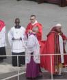 El Papa camina con apoyo de un bastón durante la misa de Domingo de Ramos, ayer.