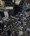 La gente protesta contra la pobreza y exige más programas sociales del gobierno mientras bloquean el Puente Pueyrredon, el principal punto de entrada a Buenos Aires, Argentina, el miércoles 5 de abril de 2023